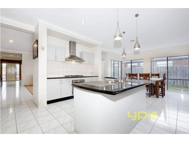 6 Mitchell Grove, Taylors Hill VIC 3037