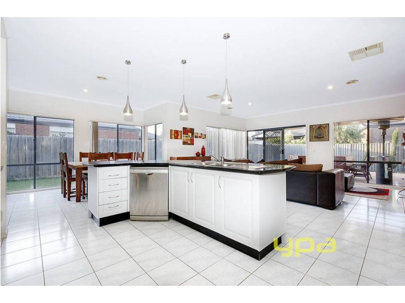 6 Mitchell Grove, Taylors Hill VIC 3037