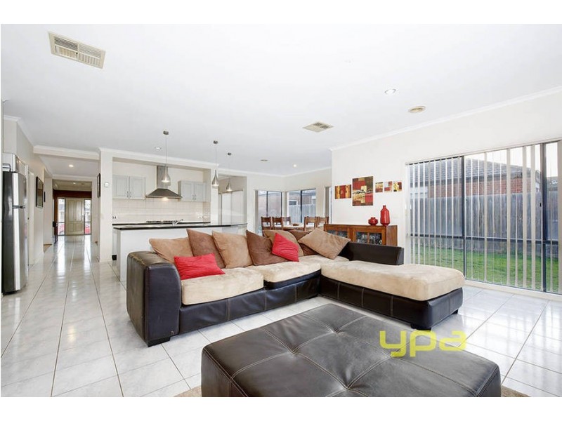 6 Mitchell Grove, Taylors Hill VIC 3037