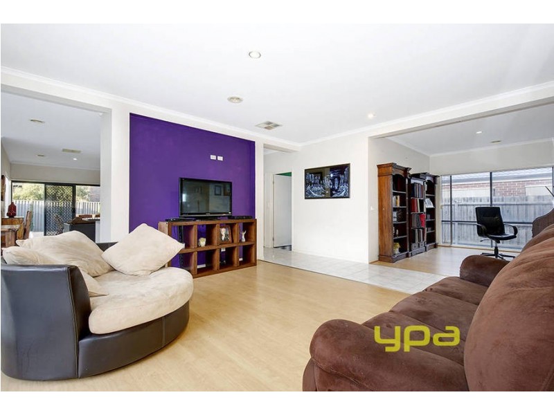 6 Mitchell Grove, Taylors Hill VIC 3037