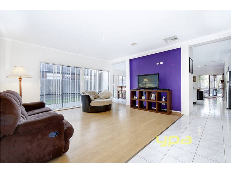 6 Mitchell Grove, Taylors Hill VIC 3037