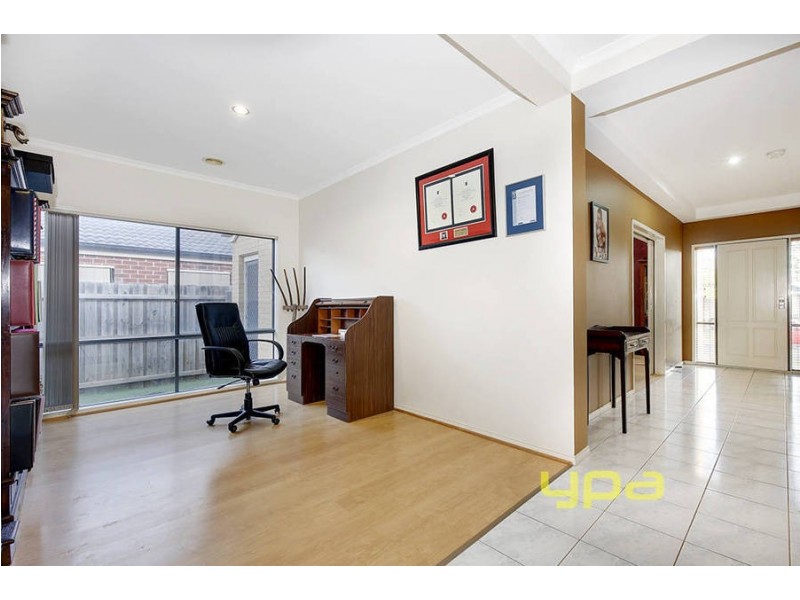 6 Mitchell Grove, Taylors Hill VIC 3037