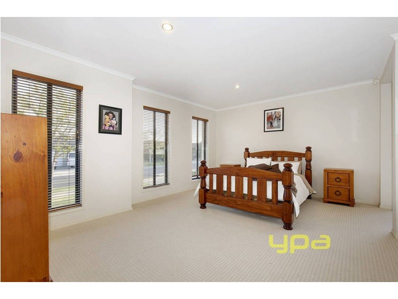 6 Mitchell Grove, Taylors Hill VIC 3037