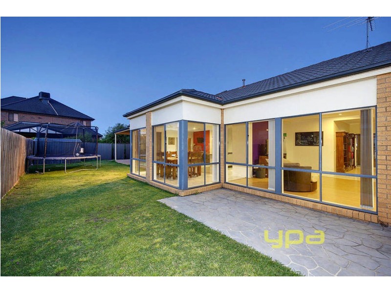 6 Mitchell Grove, Taylors Hill VIC 3037