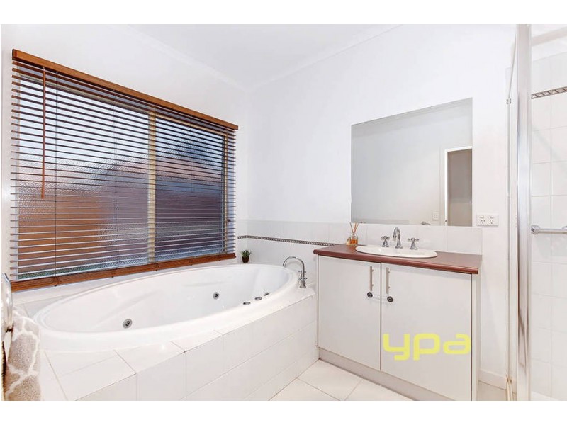 4 Grenadier Grove, Hillside VIC 3037