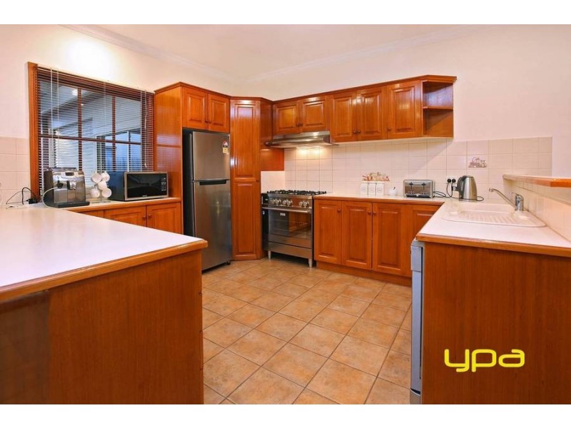 17 Honeyeater Crescent, Taylors Lakes VIC 3038