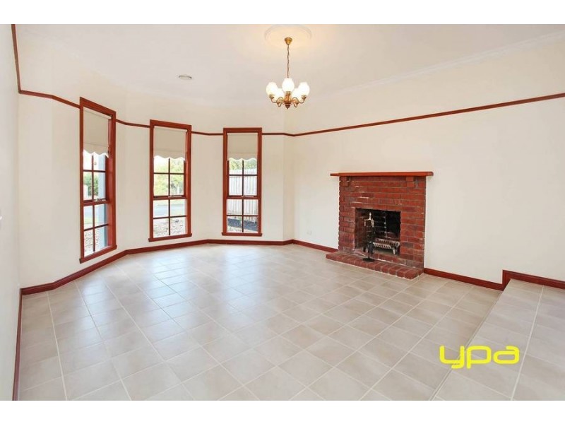 17 Honeyeater Crescent, Taylors Lakes VIC 3038