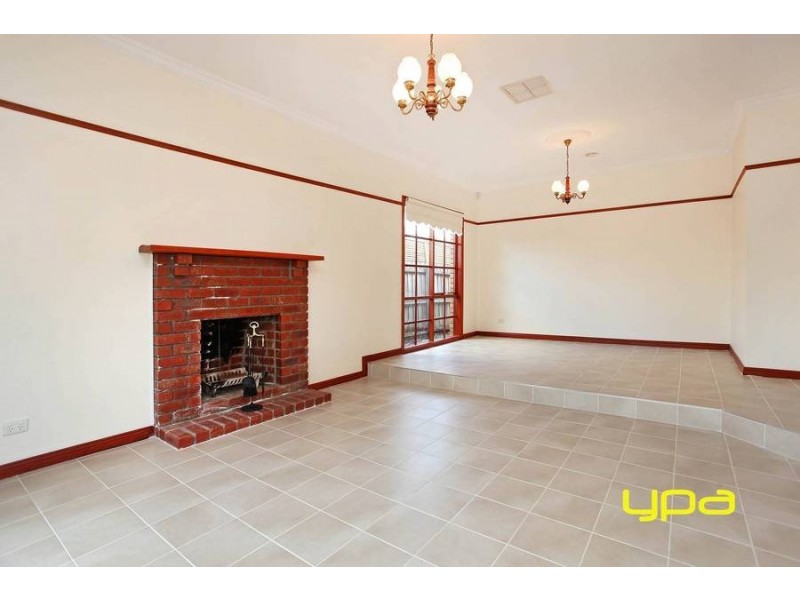 17 Honeyeater Crescent, Taylors Lakes VIC 3038