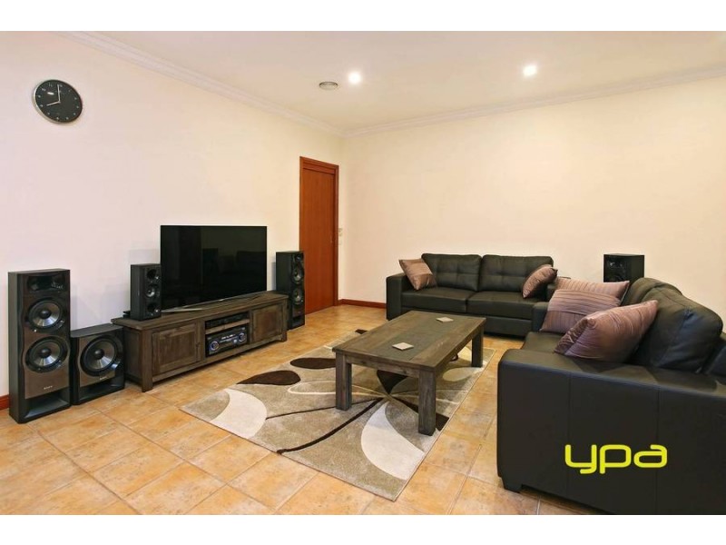 17 Honeyeater Crescent, Taylors Lakes VIC 3038