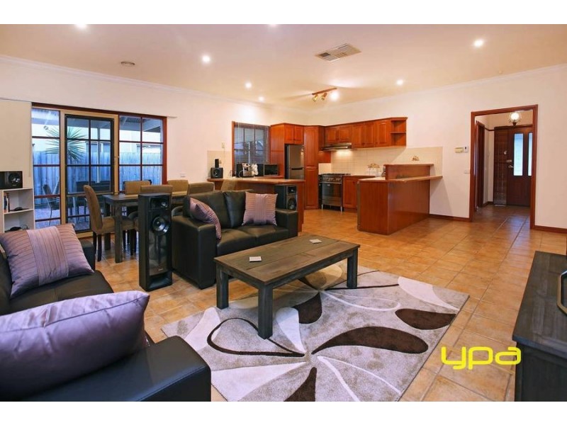 17 Honeyeater Crescent, Taylors Lakes VIC 3038