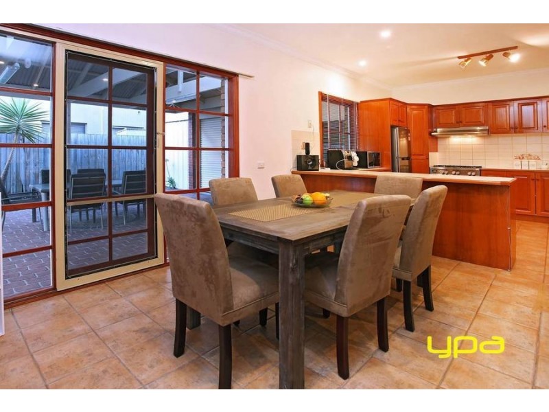 17 Honeyeater Crescent, Taylors Lakes VIC 3038