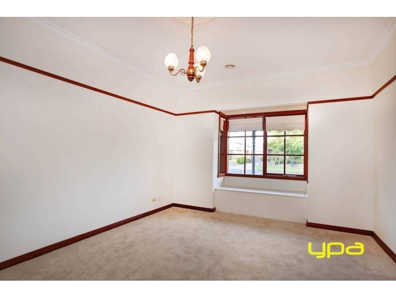 17 Honeyeater Crescent, Taylors Lakes VIC 3038