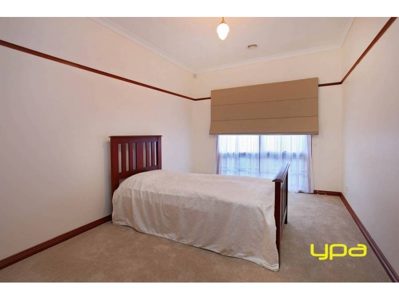 17 Honeyeater Crescent, Taylors Lakes VIC 3038