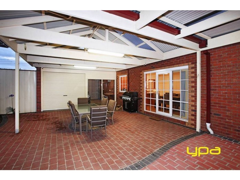 17 Honeyeater Crescent, Taylors Lakes VIC 3038