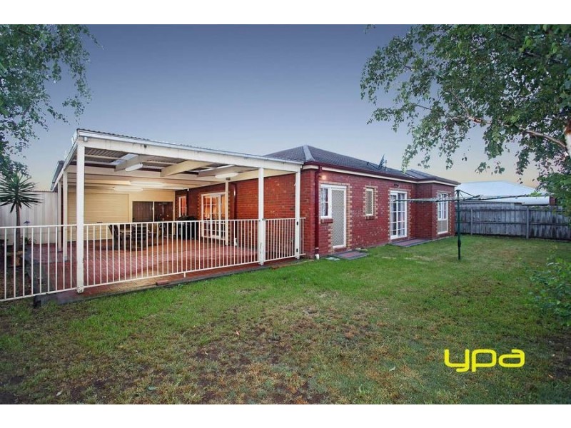 17 Honeyeater Crescent, Taylors Lakes VIC 3038