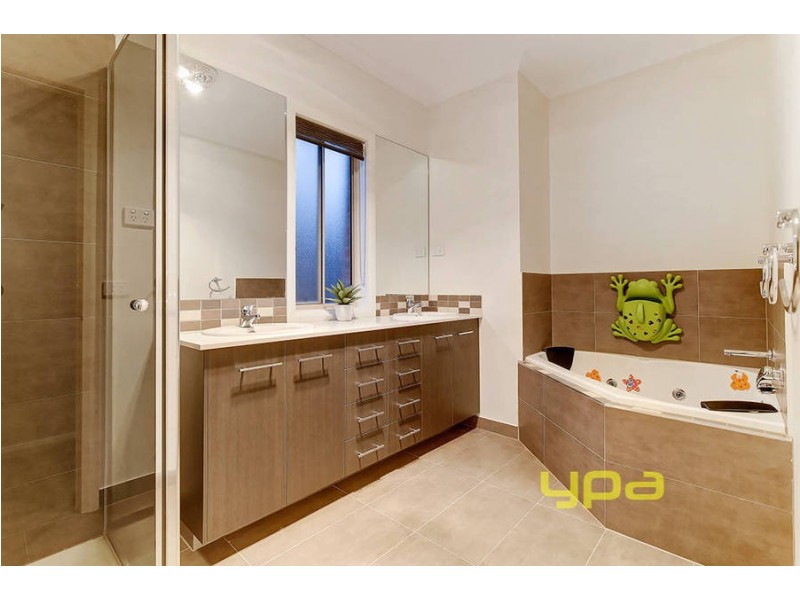 16 Bond Street, Taylors Hill VIC 3037