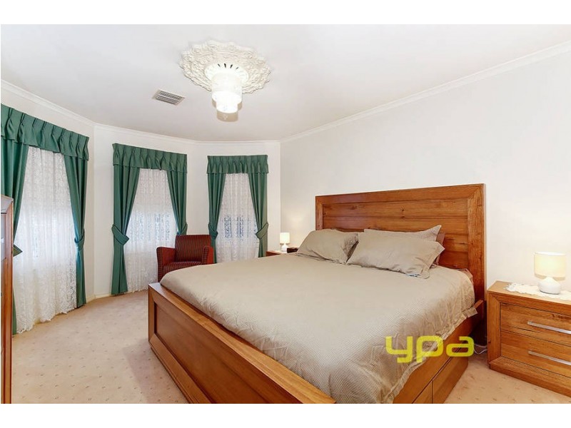 11 Delbridge Drive, Sydenham VIC 3037