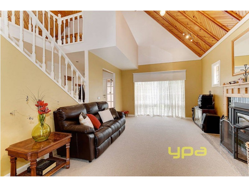 14 Mantaura Avenue, Taylors Lakes VIC 3038