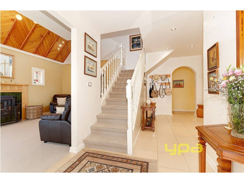 14 Mantaura Avenue, Taylors Lakes VIC 3038