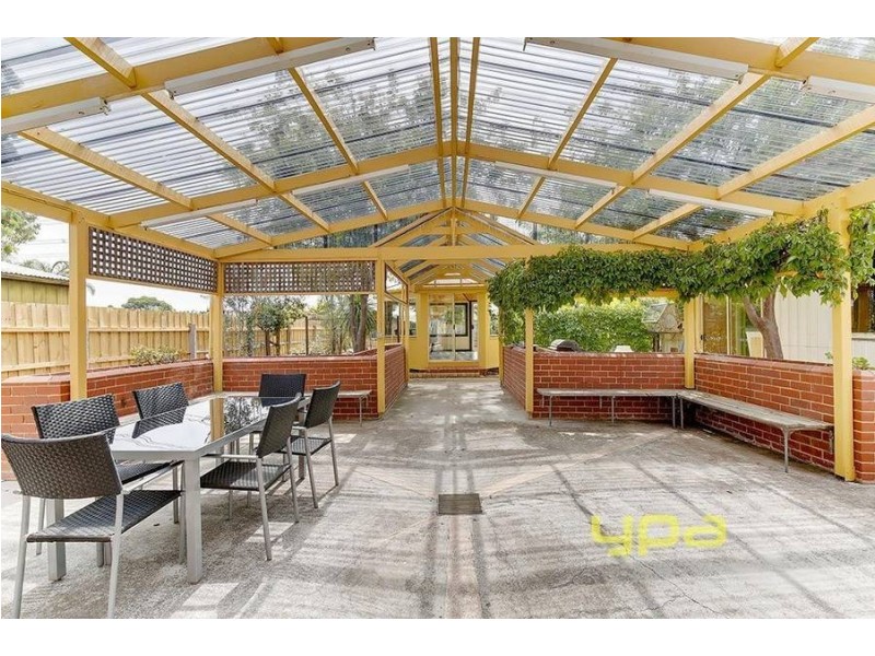 14 Mantaura Avenue, Taylors Lakes VIC 3038