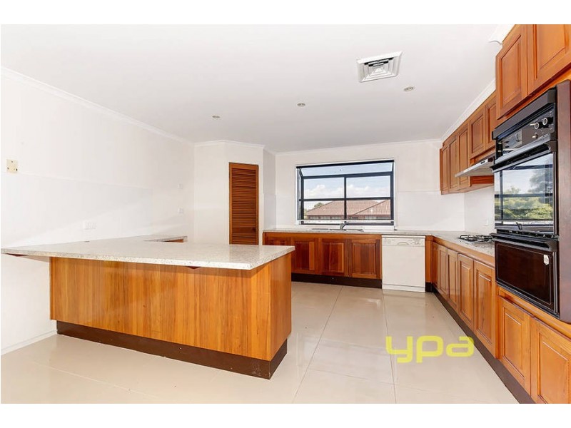 27 Barbary Crescent, Taylors Lakes VIC 3038