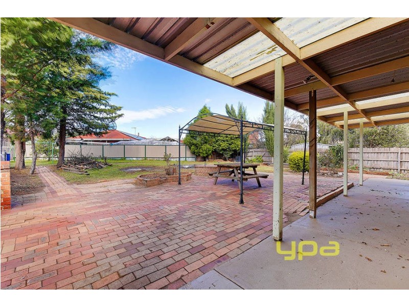 13 Kialoa Court, Taylors Lakes VIC 3038