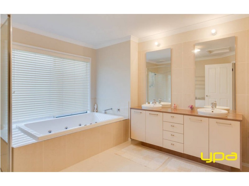 6 Ultimo Walk, Taylors Hill VIC 3037