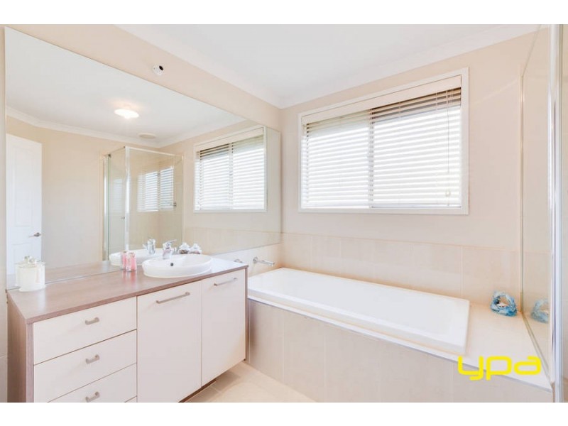 6 Ultimo Walk, Taylors Hill VIC 3037