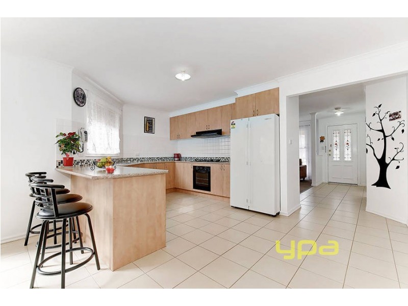 8 Ingram Place, Taylors Hill VIC 3037