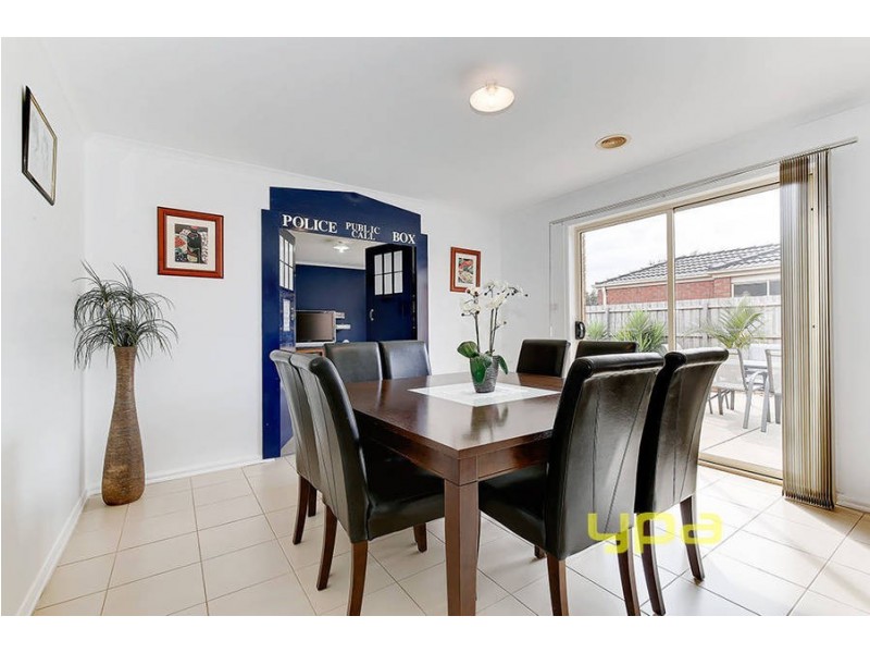 8 Ingram Place, Taylors Hill VIC 3037