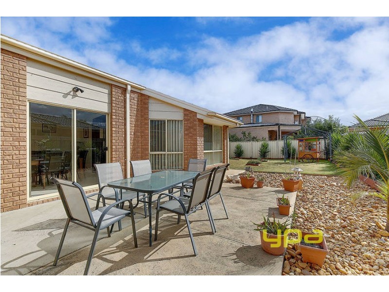 8 Ingram Place, Taylors Hill VIC 3037