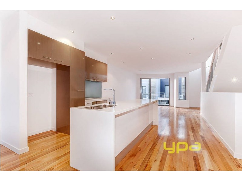 8/25 Boathouse Drive, Caroline Springs VIC 3023