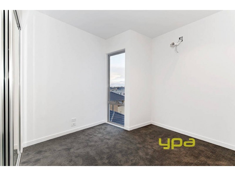 8/25 Boathouse Drive, Caroline Springs VIC 3023