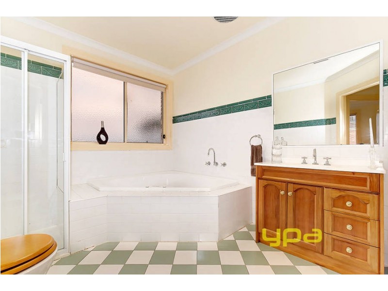 2/42 Chris Court, Hillside VIC 3037