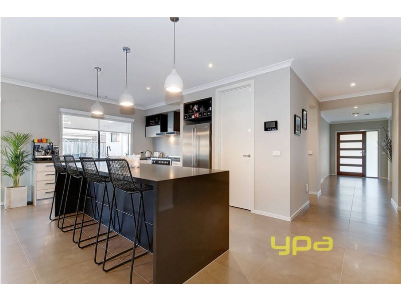 10 Roma Court, Taylors Hill VIC 3037