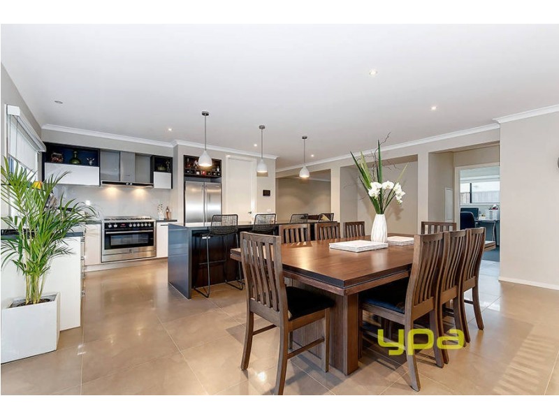 10 Roma Court, Taylors Hill VIC 3037