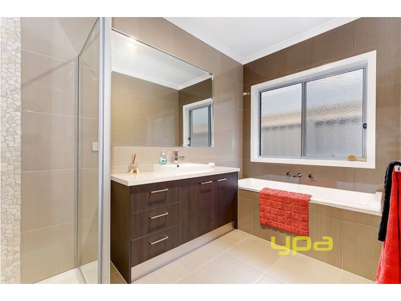 21 Hascombe Drive, Caroline Springs VIC 3023