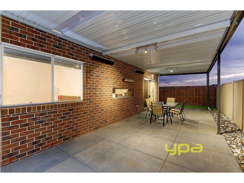 21 Hascombe Drive, Caroline Springs VIC 3023