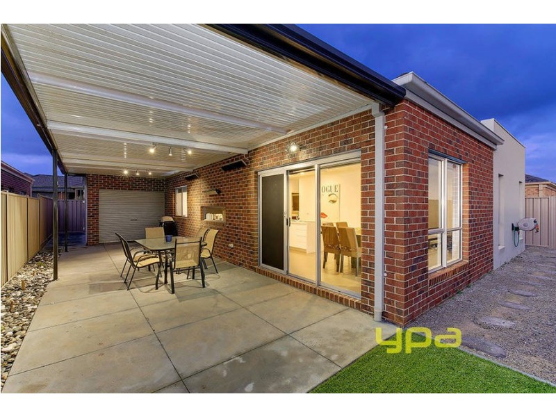 21 Hascombe Drive, Caroline Springs VIC 3023