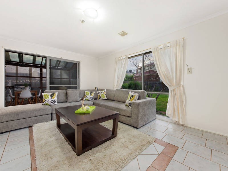 2 Boberrit Wynd, Sydenham VIC 3037