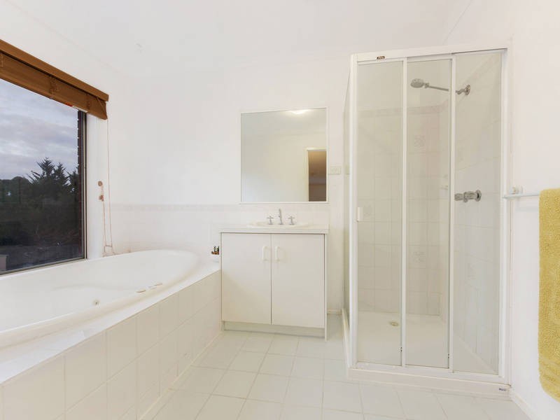 2 Boberrit Wynd, Sydenham VIC 3037