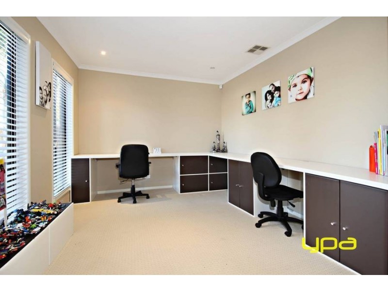 24 Brewster Way, Taylors Hill VIC 3037