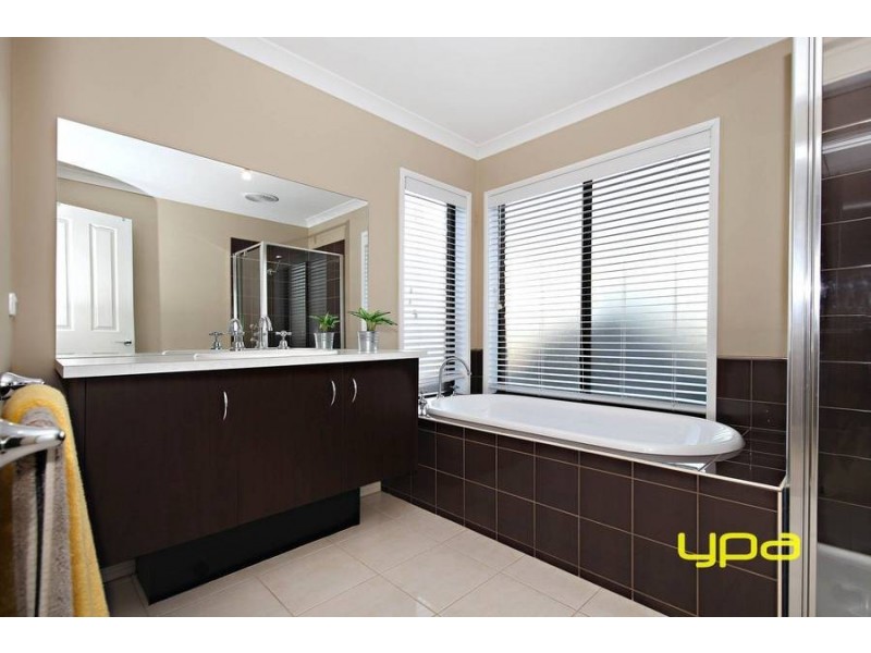 24 Brewster Way, Taylors Hill VIC 3037