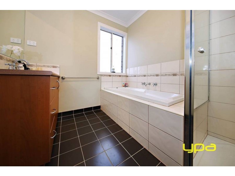 3 Cronulla Way, Taylors Hill VIC 3037