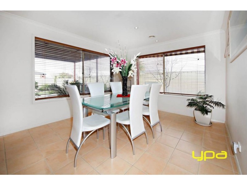 10 Rockland Court, Taylors Hill VIC 3037