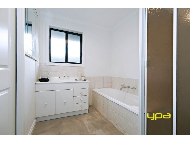 1/12 Tarrant Court, Keilor Downs VIC 3038