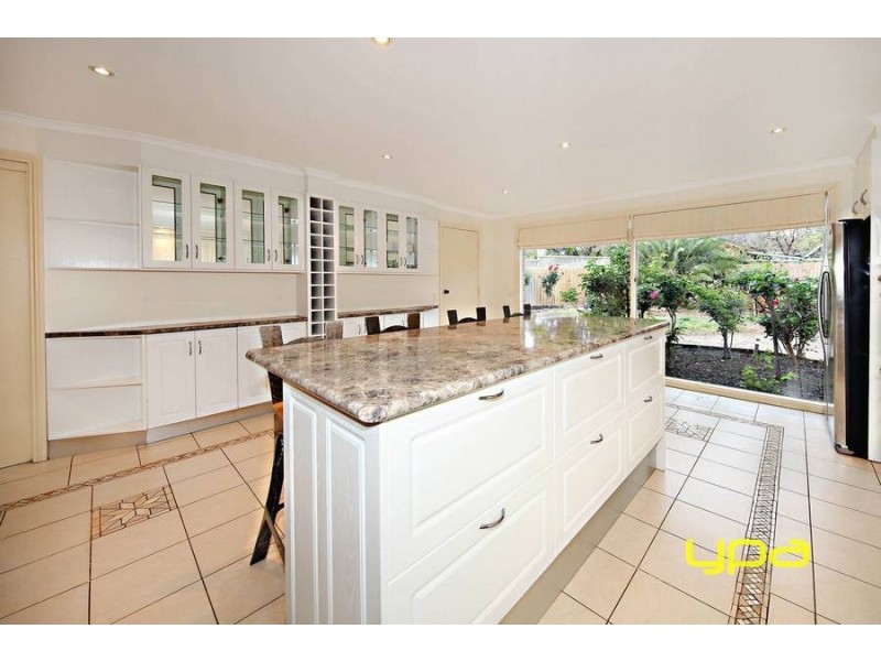 52 Rutherglen Way, Taylors Lakes VIC 3038