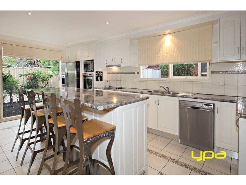 52 Rutherglen Way, Taylors Lakes VIC 3038