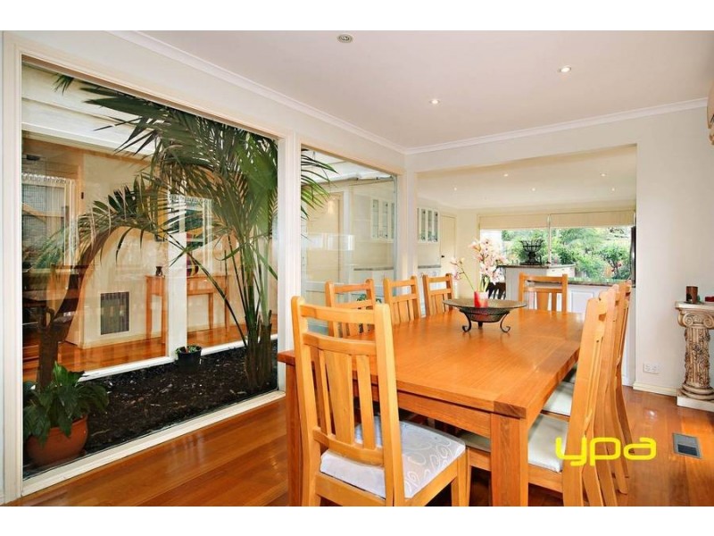 52 Rutherglen Way, Taylors Lakes VIC 3038