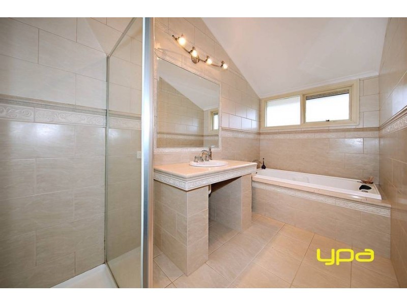 52 Rutherglen Way, Taylors Lakes VIC 3038